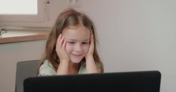 Bambina Ride Coprendo Viso Con Mani Lezione Online Computer Portatile — Video Stock