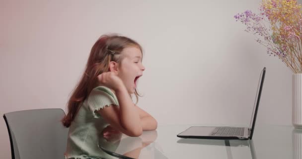 Das Kleine Mädchen Lächelt Und Zeigt Seiner Freundin Videotelefonat Über — Stockvideo