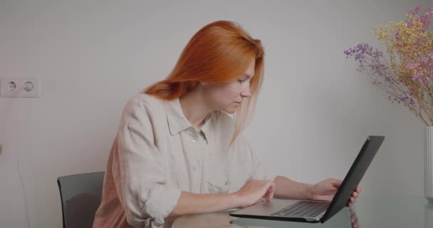 Mulher Ruiva Trabalha Laptop Sentado Mesa Vidro Escritório Tipos Focalizados — Vídeo de Stock