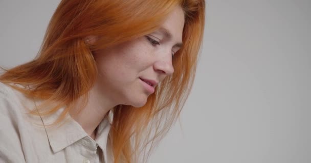 Redhead Lächelte Frau Denkt Über Neue Ideen Für Website Inhalte — Stockvideo