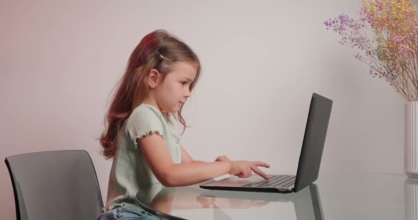 Bambina Curiosa Impara Scrivere Macchina Tastiera Computer Portatile Studentessa Con — Video Stock