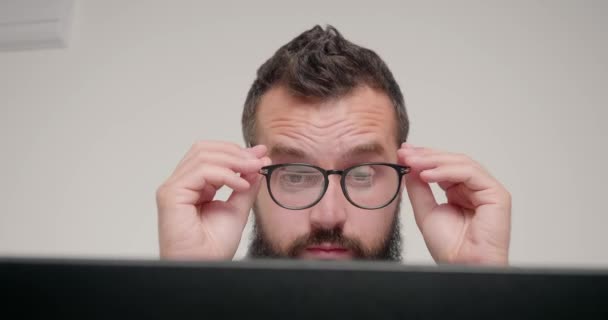 Unavený Volné Noze Odstraňuje Brýle Pro Tření Očí Čela Vrací — Stock video