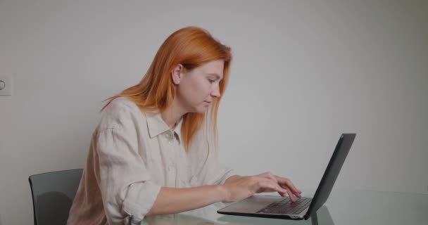 Mujer Alegre Termina Escribir Artículo Sobre Ordenador Portátil Moderno Sonriendo — Vídeos de Stock