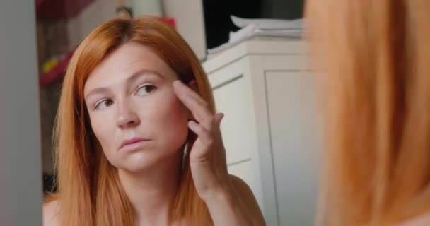 Reflexão Mulher Ruiva Espelho Tendo Rotina Matinal Habitual Lady Faz — Vídeo de Stock