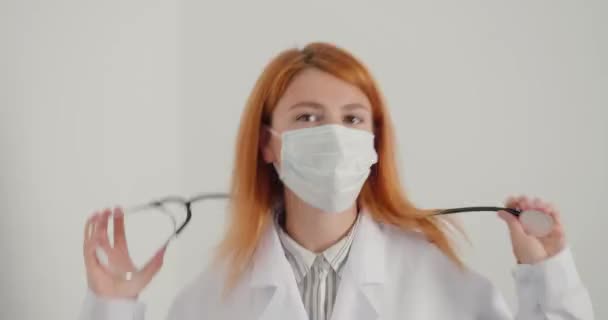 Mujer Doctora Con Pelo Suelto Jengibre Máscara Médica Felizmente Baila — Vídeos de Stock