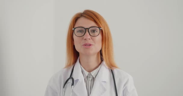 Mulher Médica Com Sorrisos Cabelo Gengibre Conselhos Olhando Para Câmera — Vídeo de Stock