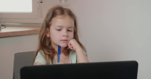 Liten Flicka Hade Idé Skolbarn Videokonferens Med Lärare Laptop Zoomrummet — Stockvideo