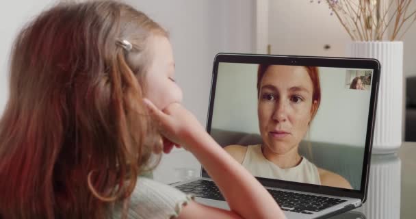 Mutter Kommuniziert Mit Kleiner Tochter Online Über Laptop Screenview Von — Stockvideo