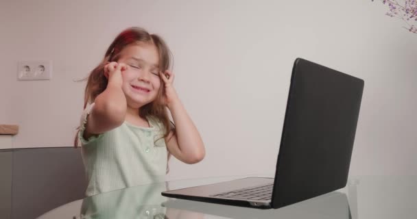 笔记本电脑键盘上快乐的女孩类型显示出大拇指向上的手势 在家里学习使用现代设备 小学校的学生感到很兴奋 — 图库视频影像