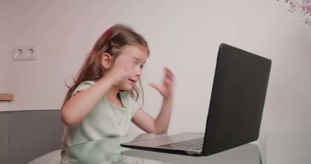 Dizüstü Bilgisayarında Baş Parmak Hareketi Gösteren Neşeli Kız Tipleri Küçük — Stok video