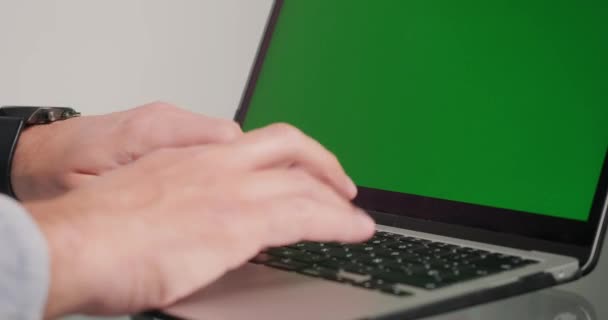 Bileğinde Saati Olan Tanınmayan Bir Adamın Elleri Modern Dizüstü Bilgisayarın — Stok video