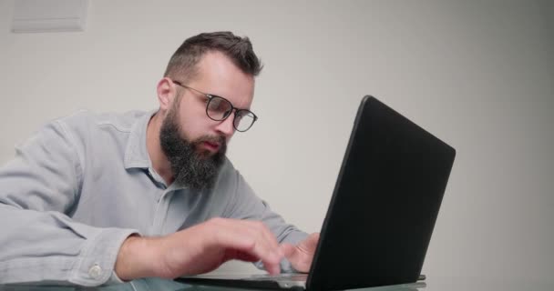 Freelancer Óculos Funciona Remotamente Novo Projeto Laptop Homem Barbudo Hábil — Vídeo de Stock
