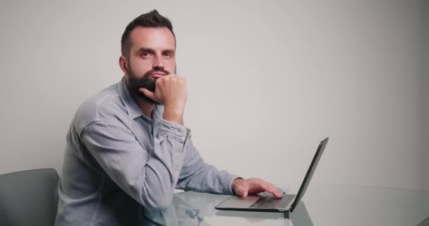 Brunet Homem Repente Vem Com Ideia Começando Escrever Artigo Laptop — Vídeo de Stock