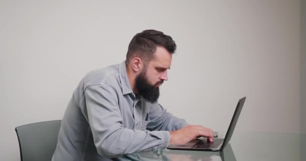 Раздраженный Человек Быстро Печатает Клавиатуре Ноутбука Совершая Ошибку Злой Фрилансер — стоковое видео