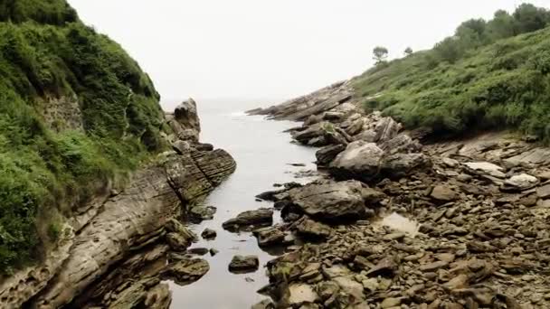 Mountainous Narrow River Rocky Banks Surrounded Green Hills Falls Sea — Wideo stockowe