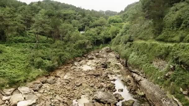 Mountainous Narrow River Rocky Banks Surrounded Green Hills Falls Sea — Stockvideo