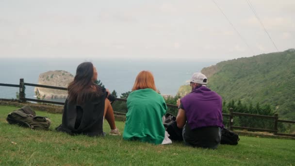 Friends Enjoy Communication Sitting Hill Green Grass Observation Deck Tourists — Stockvideo