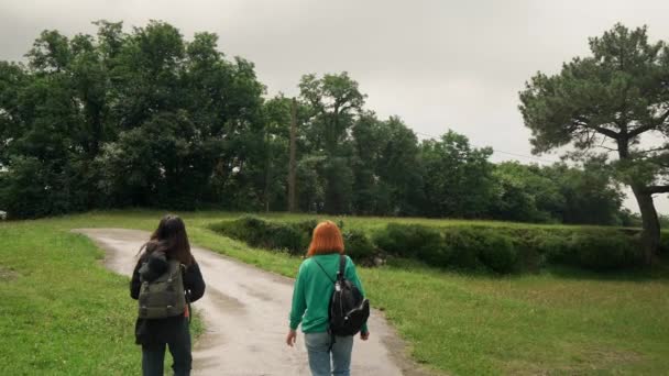 Female Travelers Backpacks Walk Ground Road Lush Green Trees Growing — Stock videók