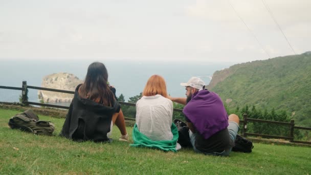 Group Hikers Sits Green Grass Enjoying Communication Cloudy Day Friends — Vídeos de Stock