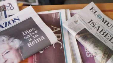 Valencia, İspanya - 09 Eylül 2022: Kraliçe 2. Elizabeth 'in ölümünü kapsayan İspanyol gazetesi, en uzun süredir hizmet veren kral, 70 yıl hüküm sürdükten sonra 96 yaşında Balmoral' da öldü.