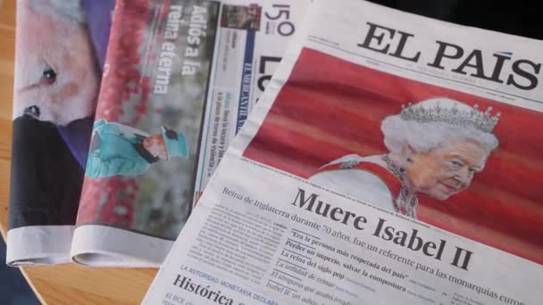 バレンシア スペイン 2022年9月9日 英国最長の君主エリザベス2世の死をカバーするスペインの新聞は 70年間君臨した後 Balmorial 96で死亡しました — ストック動画