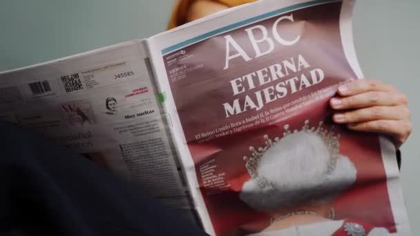 バレンシア スペイン 9月09 2022 女王エリザベスをカバーするスペインの新聞Abcを読んで女性2死 英国最長勤続の君主 で死亡しました — ストック動画