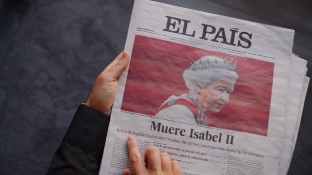 Valencia Spain Sep 2022 Woman Reading Spanish Newspaper Pais Covering — Stok video