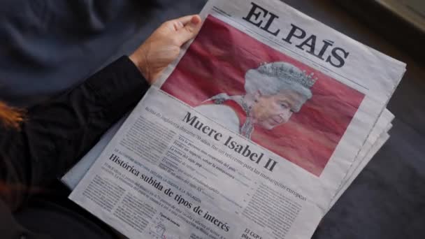 Valencia Spain Sep 2022 Woman Reading Spanish Newspaper Pais Covering — Stok video