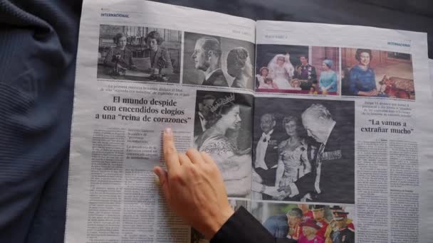 Valencia Spain September 2022 Woman Reading Spanish Newspaper Covering Queen — Stok video