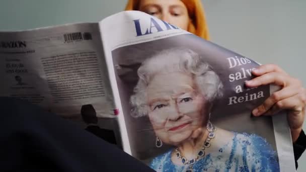 Valencia Spain Sep 2022 Woman Reading Spanish Newspaper Razoncovering Queen — Stok video