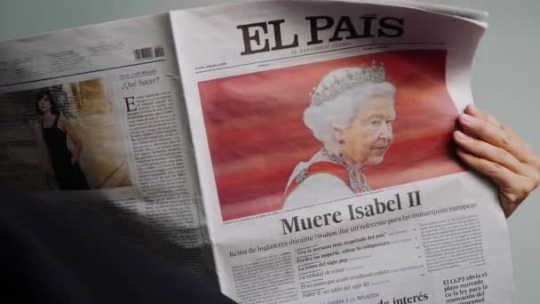 Valencia Spanyolország Szeptember 2022 Olvassa Spanyol Újság Pais Címmel Queen — Stock videók