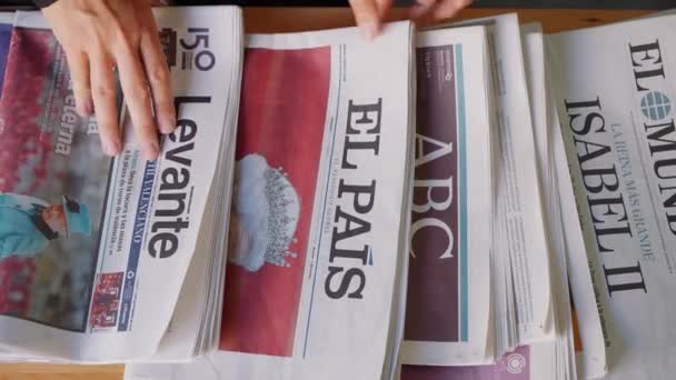 Valencia Spain September 2022 Woman Buys Spanish Newspapers Covering Queen — Stok video