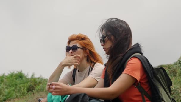 Women Sunglasses Sit Green Grass Waving Wind Cloudy Sky Tourists — Stok video