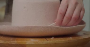 Kadın vücudu ve çekiçle çiviyi ahşap küf üzerinde hisseder. Soğuk mevsim kapanışı için şapka yapma süreci