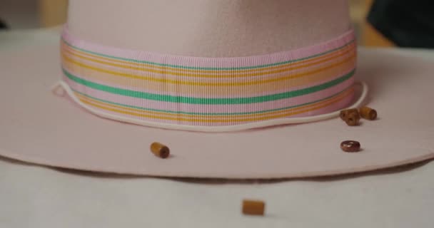 Milliner Lanza Cuentas Marrones Para Poner Cinta Para Decorar Sombrero — Vídeos de Stock