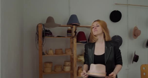 Satisfied Blonde Woman Holds Finished Felt Hat Workshop Professional Milliner — Vídeo de Stock