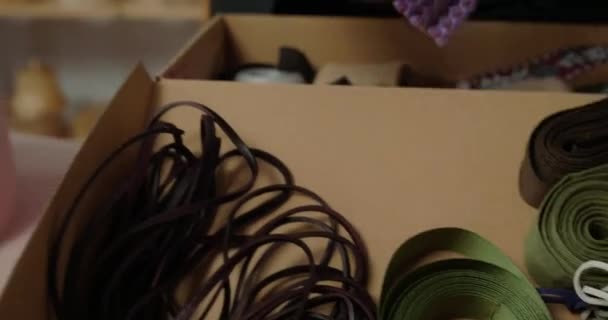 Женщина Берет Шапочный Рулон Фиолетовым Рисунком Примеряет Ручную Войлочную Шляпу — стоковое видео