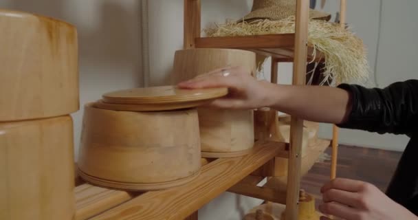 Мбаппе Ищет Подходящую Деревянную Форму Изготовления Стильной Шляпы Федоры Женщина — стоковое видео