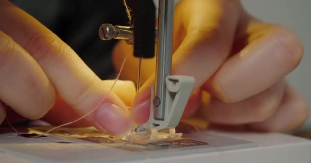 Hands Woman Put Pink Thread Tiny Needle Hole Sewing Machine — Stockvideo
