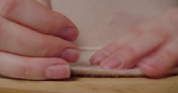 Hände Von Hutmachern Schlagen Den Nagel Durch Die Krempe Des — Stockvideo