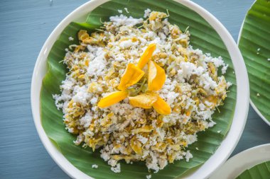 Sesbania çiçeği pirinç unuyla karıştırılıp sonra buharda pişirilen bir tatlıdır. Pişirildiğinde, kıtır kıtır hindistan cevizi, tuz, şeker getir karıştırıp yemek için..