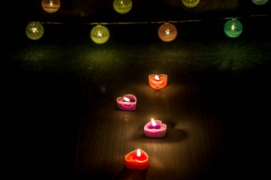 Sevgililer Günü 'nün karanlığında yanan bir mum ışığı.