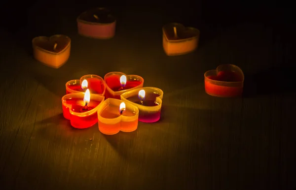 バレンタインデーの暗闇の中で灯されたキャンドルの光 — ストック写真
