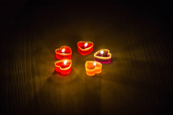 バレンタインデーの暗闇の中で灯されたキャンドルの光 — ストック写真