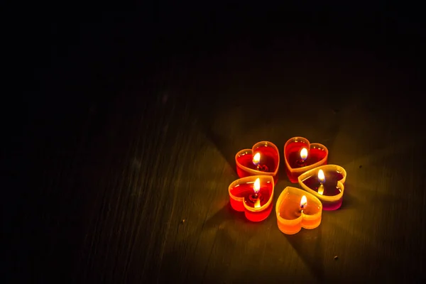 Het Licht Van Een Kaars Die Brandt Duisternis Van Valentijnsdag — Stockfoto