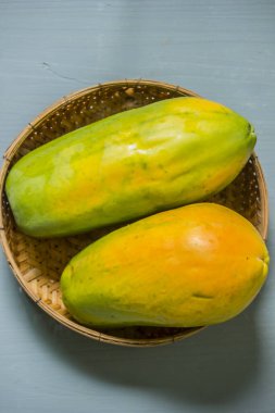 Olgun iki papaya bir sepete konur..