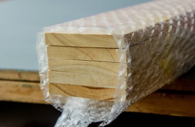 Yastık levhalarıyla bağlanmış beş çam yatağı..