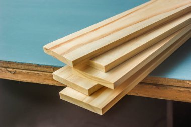 Beş çam tahtası üst üste dizilmişti..