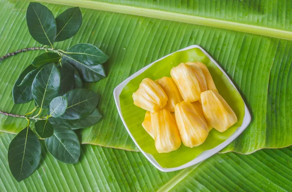 Olgun meyvelerin bir tabak muz yaprağı üzerinde birçok faydası vardır.