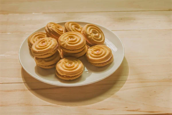 Biscoitos Manteiga Recheados Com Creme Morango Prato Branco — Fotografia de Stock